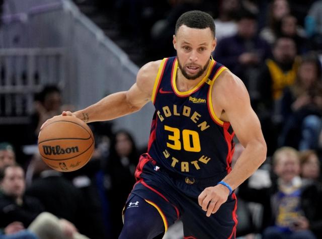 爱游戏体育-库里双侧膝盖均遭伤病 西区榜首大战勇士形势不利