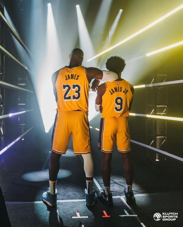 爱游戏官方入口-布朗尼训练中三分颜射父亲 湖人全队起哄点燃老詹