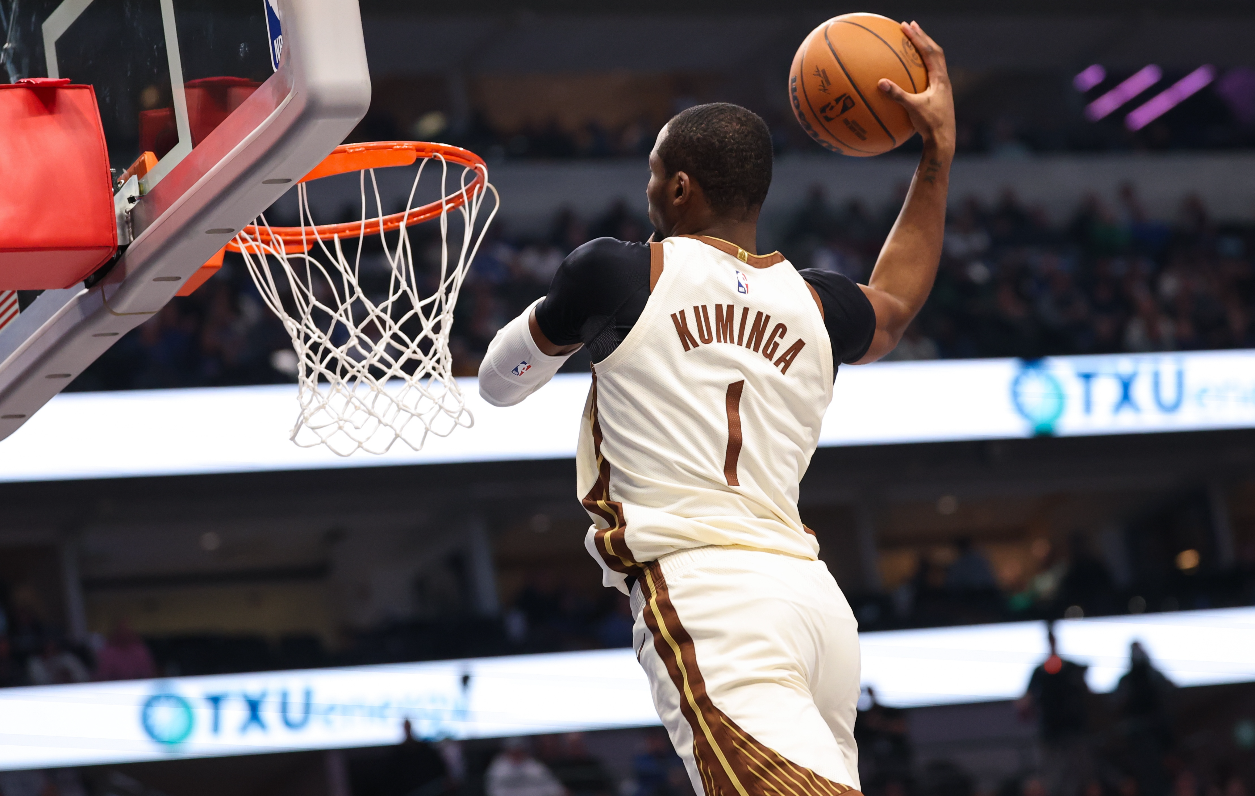 爱游戏中国-勇士终于和库明加分手，但是新援也是脆，字母哥还有机会吗？|科尔|吉安尼斯·安特托孔波|闹剧|迈尔斯|丹佛掘金队_新浪体育_新浪新闻