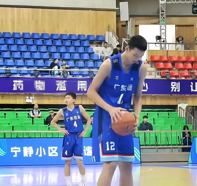 爱游戏官网-11投全中！15岁2.07米新星来袭，朱芳雨盯了三年的孩子，正在长大