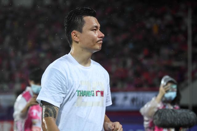 爱游戏中国-郜林穿“THANK！广州”衣服谢球迷 称广州踢得更主动